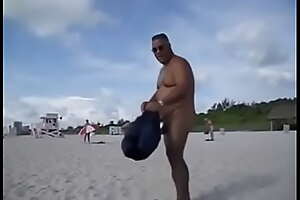 Viejo maduro se desnuda en la playa