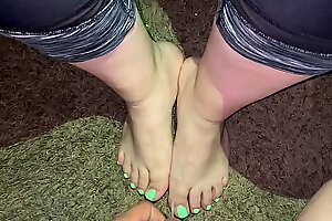 Nice Cumshot on my slutty girlfriends' sexy feet (amateur)