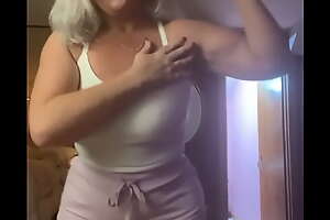 Curvy MILF Rosie: Working Out of doors The Biceps In Booty Shorts