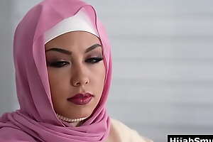 Arab virgin girl in hijab blows her white BF