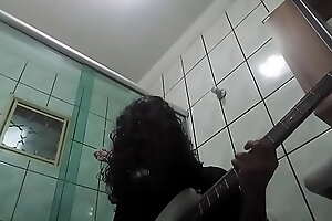 cabeludo rockeiro com muito tesão tocando uma bem gostoso no banheiro pra ozzy osbourne